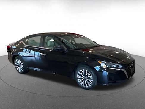 Used 2025 Nissan Altima 2.5 SV image 16