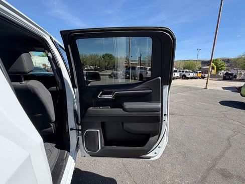 Used 2023 GMC Sierra 1500 SLE image 29