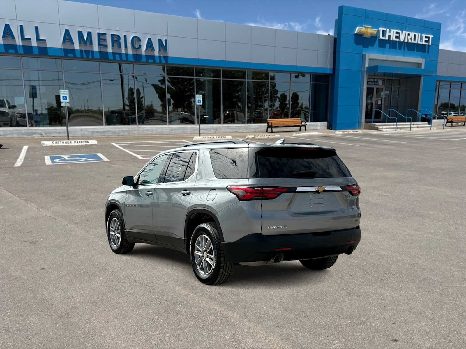 Used 2023 Chevrolet Traverse LT FWD image 6