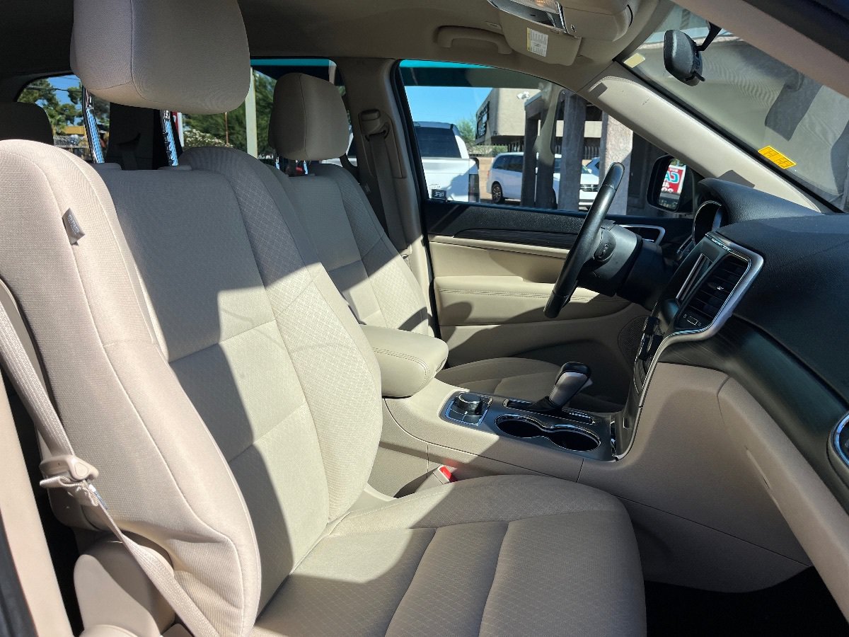 Used 2020 Jeep Grand Cherokee Laredo AWD/4WD image 35