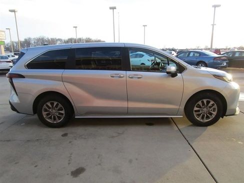 Used 2023 Toyota Sienna XLE image 5
