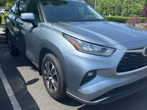 Used 2020 Toyota Highlander XLE AWD/4WD image 4