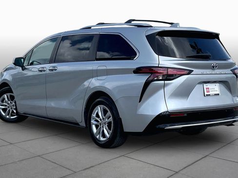 Used 2023 Toyota Sienna Limited FWD image 12