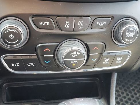 Used 2019 Jeep Cherokee Limited w/ Technology Group image 17