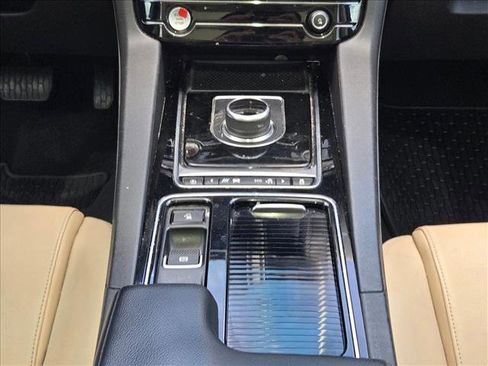 Used 2018 Jaguar F-PACE Premium image 12