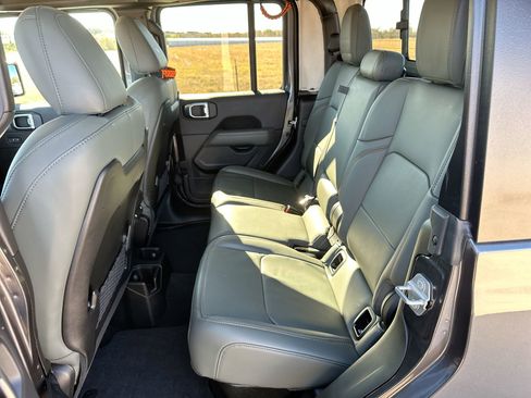 Used 2025 Jeep Gladiator Mojave w/ Convenience Group image 21