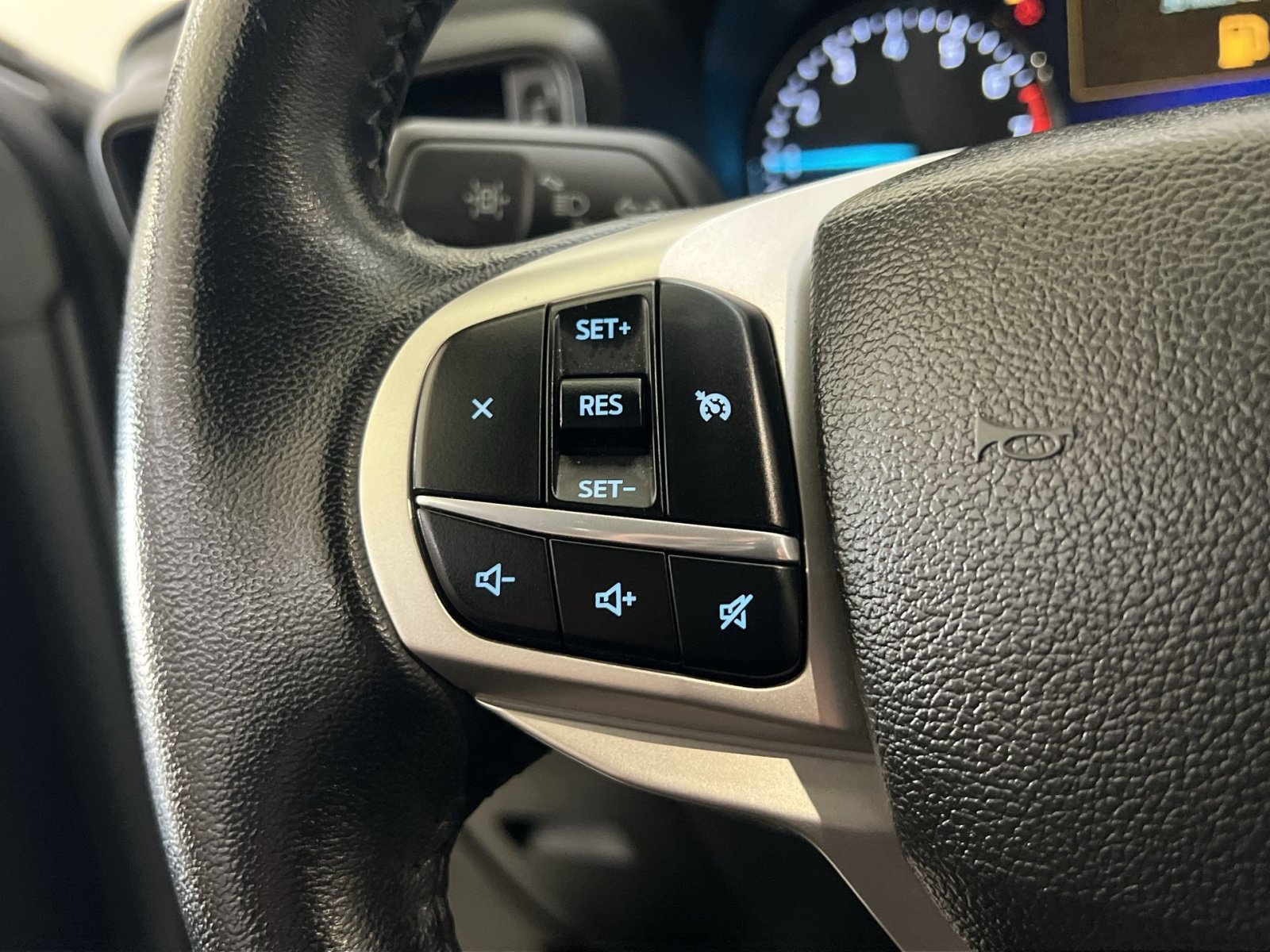 Used 2023 Ford Explorer XLT AWD/4WD image 35