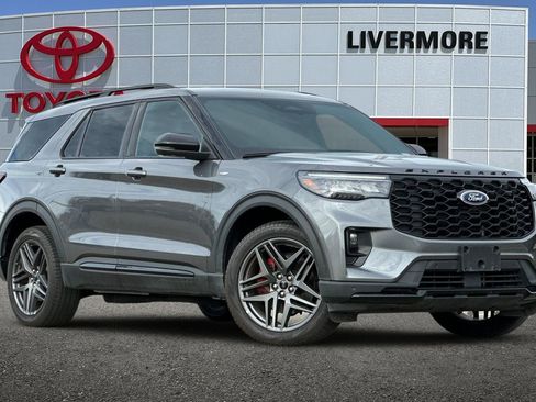 Used 2025 Ford Explorer ST-Line w/ ST-Line Street Pack image 2