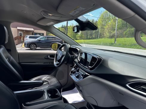 Used 2023 Chrysler Pacifica Touring-L FWD image 9