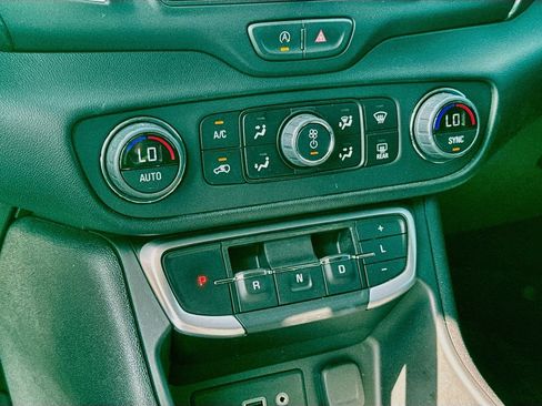 Used 2024 GMC Terrain SLE w/ Driver Convenience Package FWD image 17