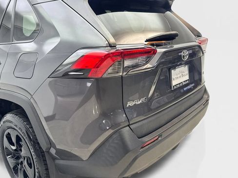 Used 2021 Toyota RAV4 LE FWD image 18