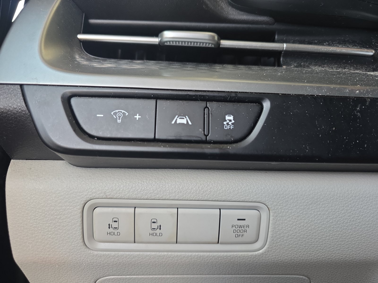 Used 2022 Kia Carnival LX FWD image 21