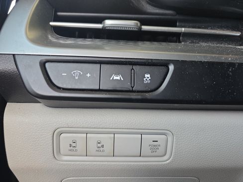Used 2022 Kia Carnival LX FWD image 21