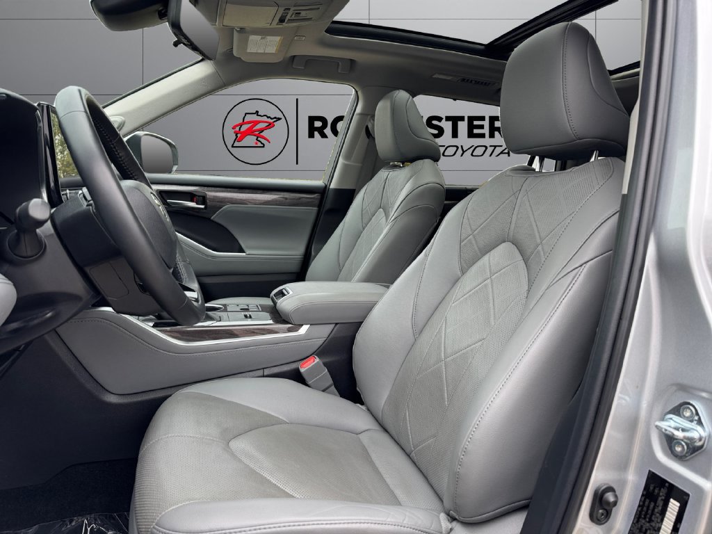Used 2024 Toyota Highlander Platinum AWD/4WD image 10