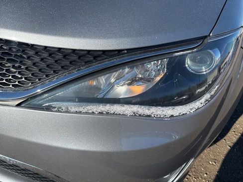 Used 2019 Chrysler Pacifica Touring-L image 10