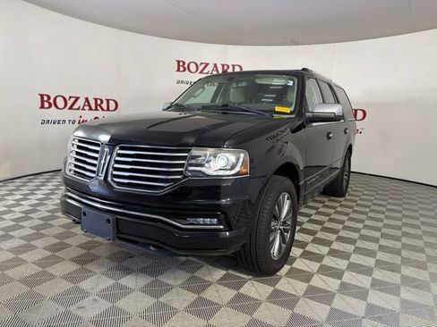 Used 2017 Lincoln Navigator Select RWD image 4