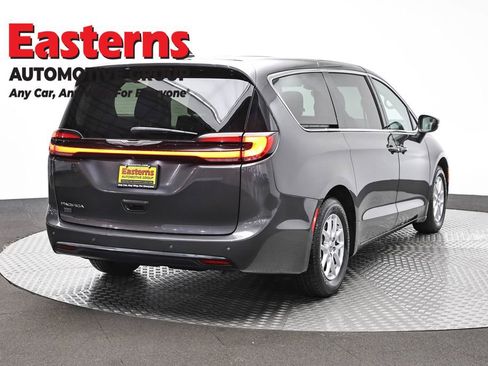 Used 2023 Chrysler Pacifica Touring-L FWD image 5