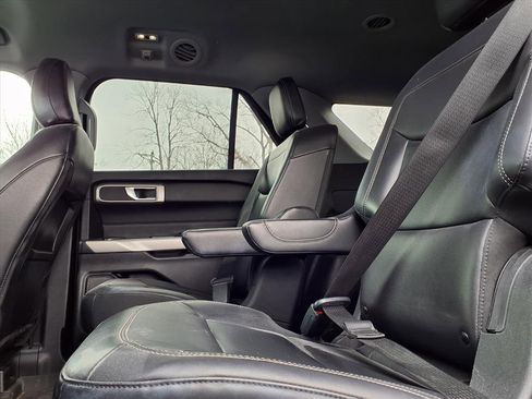 Used 2022 Ford Explorer XLT w/ Equipment Group 202A image 6