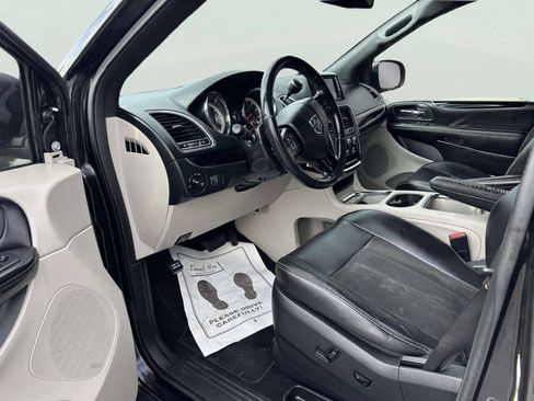 Used 2019 Dodge Grand Caravan SXT FWD image 12