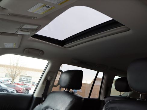 Used 2018 Nissan Armada Platinum w/ Interior Lighting Package image 23