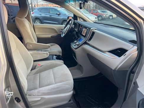 Used 2015 Toyota Sienna LE FWD image 24