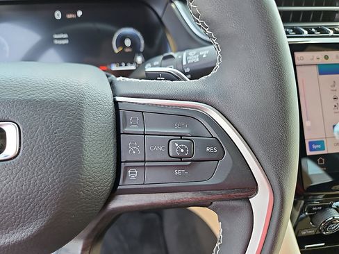 Used 2025 Jeep Grand Cherokee L Limited w/ Luxury Tech Group II AWD/4WD image 18