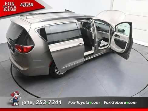 Used 2017 Chrysler Pacifica Touring-L FWD image 36
