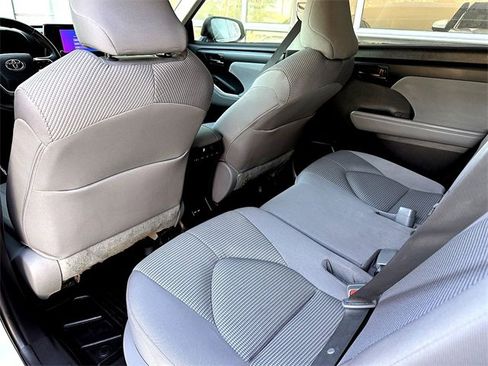 Used 2023 Toyota Highlander LE image 18