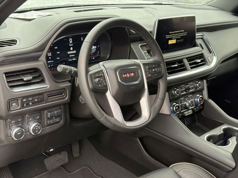 Used 2024 GMC Yukon XL SLT w/ SLT Premium Package image 18