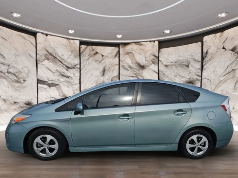 Used 2015 Toyota Prius Four image 2