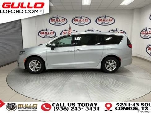 Used 2023 Chrysler Pacifica Touring-L FWD image 5