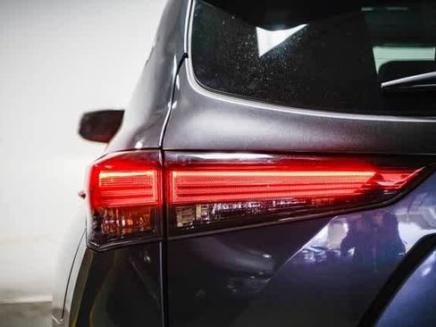 Certified 2022 Toyota Highlander XLE image 11