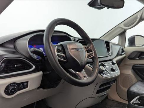 Used 2023 Chrysler Pacifica Touring-L FWD image 24