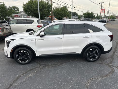 Used 2024 Kia Sorento S image 13