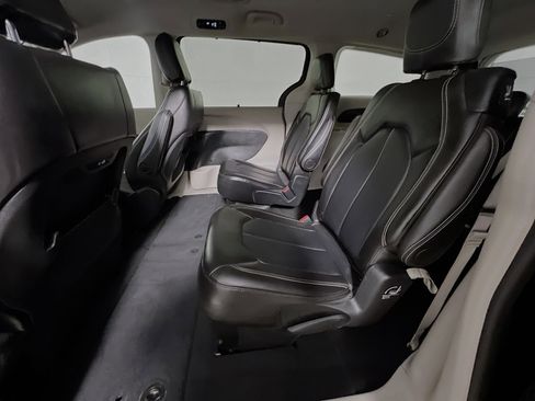 Used 2024 Chrysler Pacifica Touring-L FWD image 29