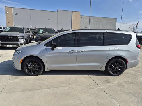 New 2026 Chrysler Pacifica Limited w/ S Appearance Package FWD image 1