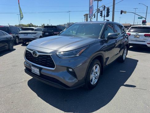 Used 2021 Toyota Highlander LE AWD/4WD image 4