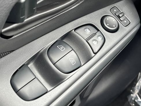 New 2025 Nissan Kicks Play S image 18