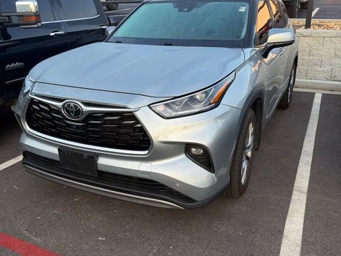 Used 2022 Toyota Highlander Platinum AWD/4WD image 1