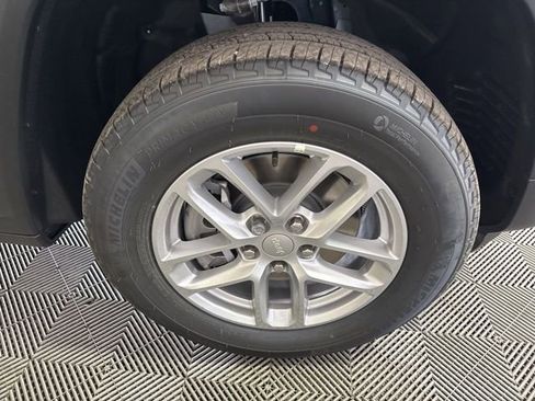 New 2025 Jeep Grand Cherokee L Laredo image 16