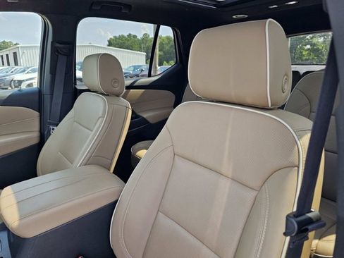 Used 2022 Chevrolet Traverse Premier FWD image 18