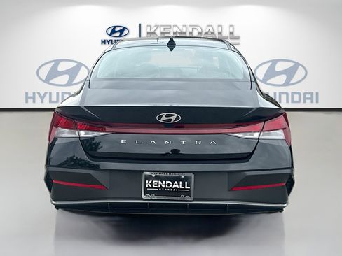 Used 2025 Hyundai Elantra SE FWD image 5