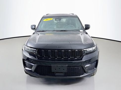 Used 2023 Jeep Grand Cherokee Altitude image 2