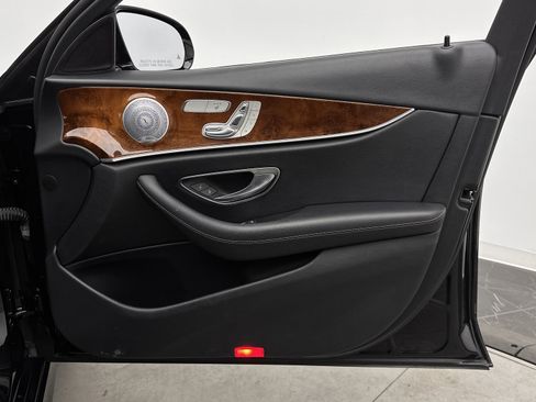 Used 2018 Mercedes-Benz E 400 4MATIC Sedan w/ Premium 1 Package image 36