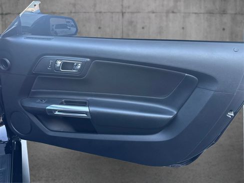 Used 2017 Ford Mustang Coupe RWD image 21