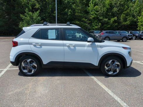 Used 2025 Hyundai Venue SEL FWD image 3