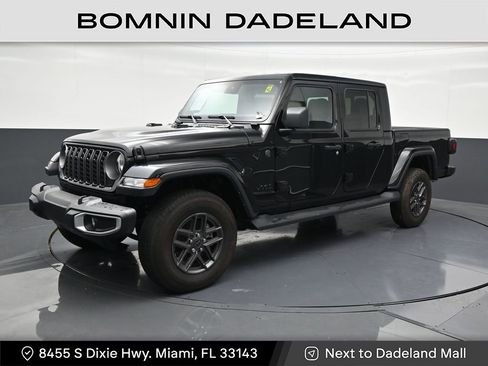 Used 2025 Jeep Gladiator Sport image 1