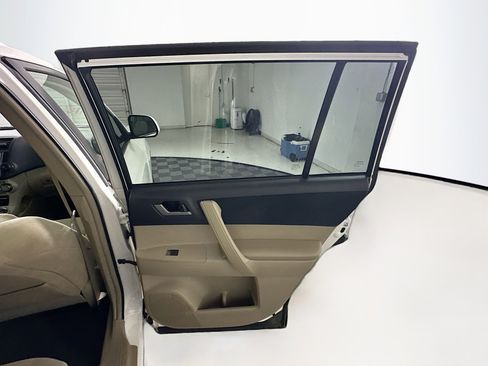 Used 2013 Toyota Highlander Plus image 30