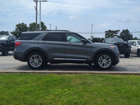 Used 2023 Ford Explorer XLT w/ Equipment Group 202A AWD/4WD image 11