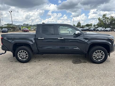 Used 2025 Toyota Tacoma Limited AWD/4WD image 2